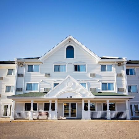 Travelodge Suites By Wyndham Regina - Eastgate Bay Bagian luar foto
