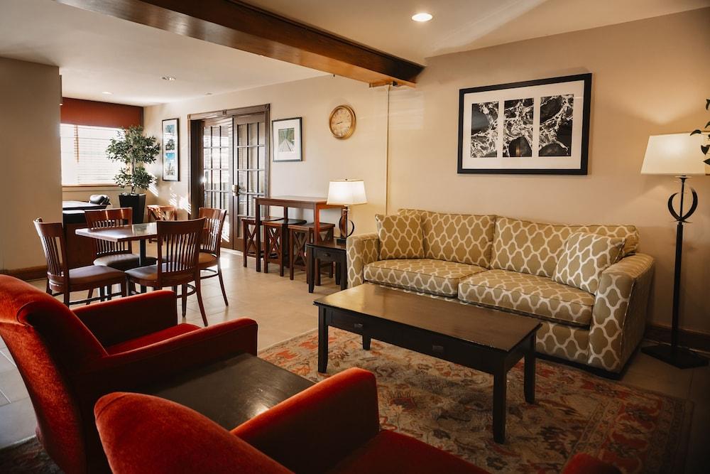 Travelodge Suites By Wyndham Regina - Eastgate Bay Bagian luar foto
