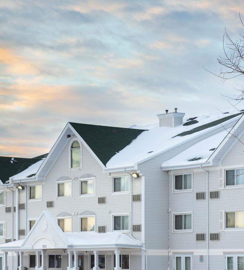 Travelodge Suites By Wyndham Regina - Eastgate Bay Bagian luar foto