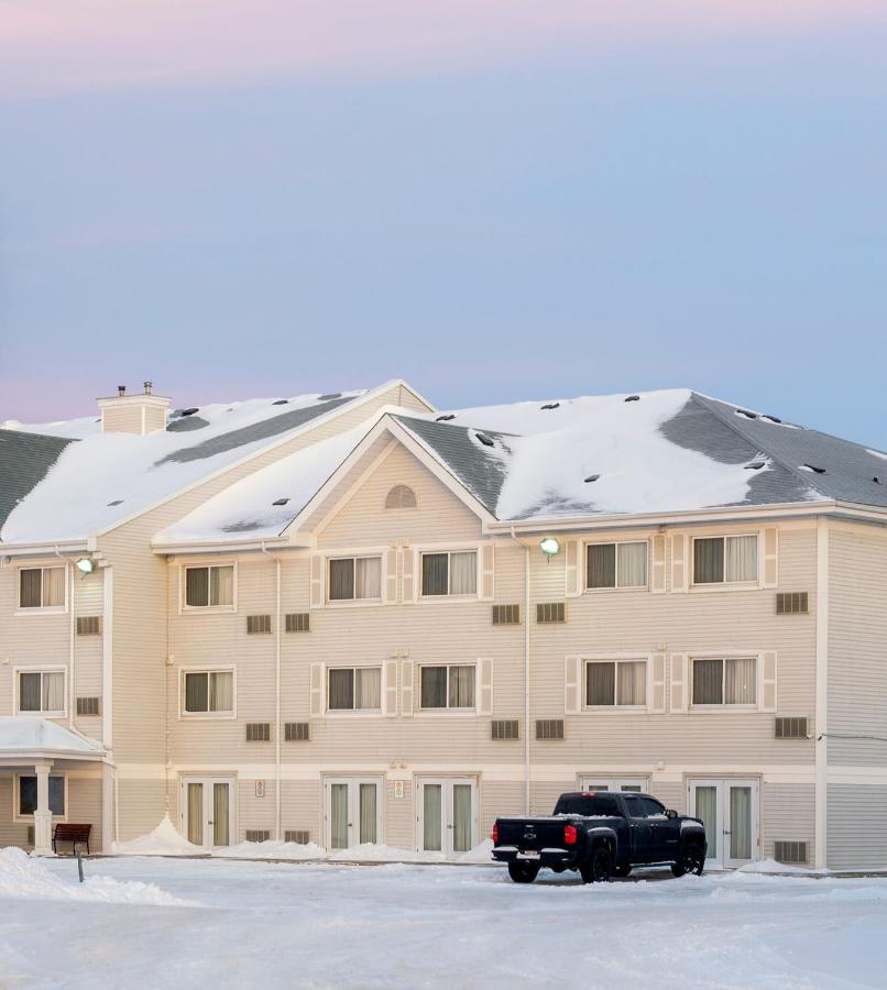 Travelodge Suites By Wyndham Regina - Eastgate Bay Bagian luar foto
