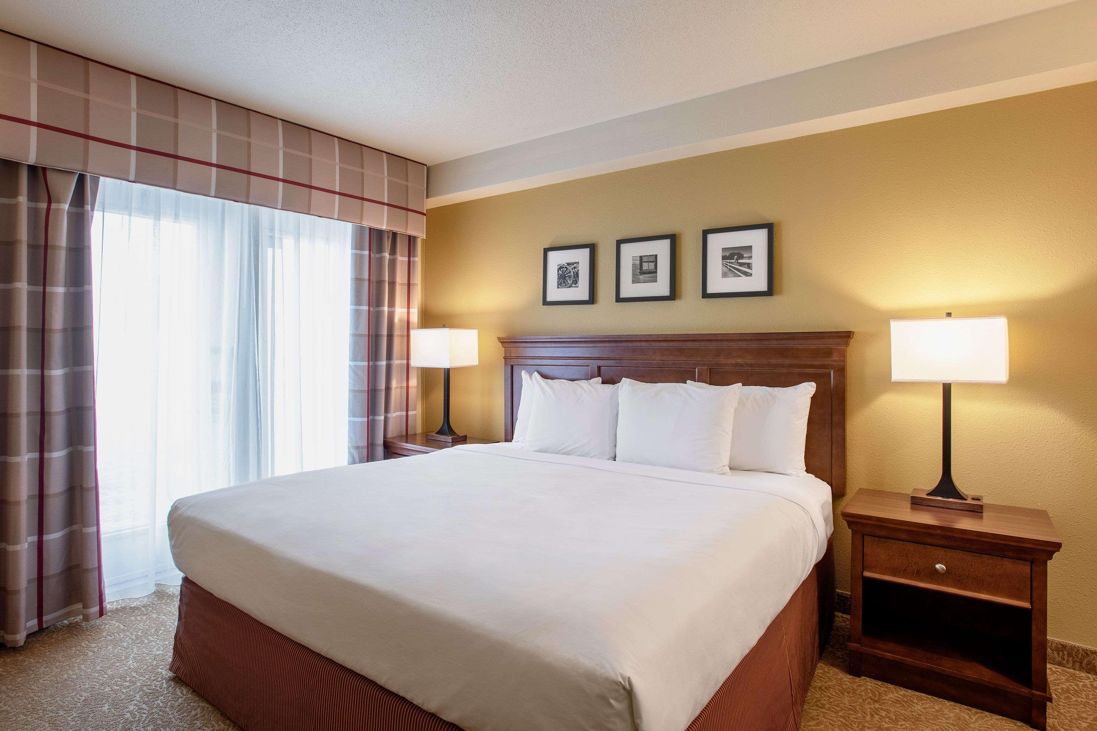 Travelodge Suites By Wyndham Regina - Eastgate Bay Bagian luar foto