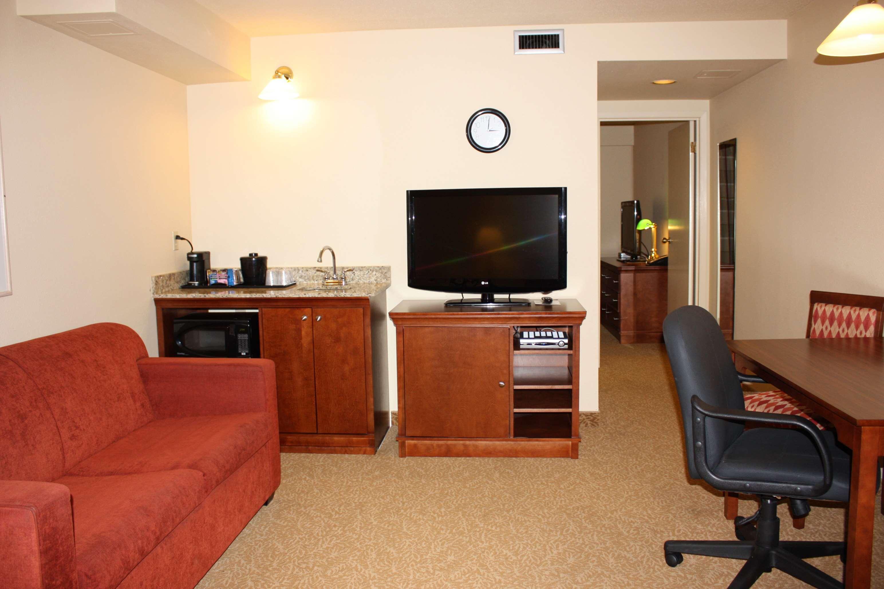 Travelodge Suites By Wyndham Regina - Eastgate Bay Bagian luar foto