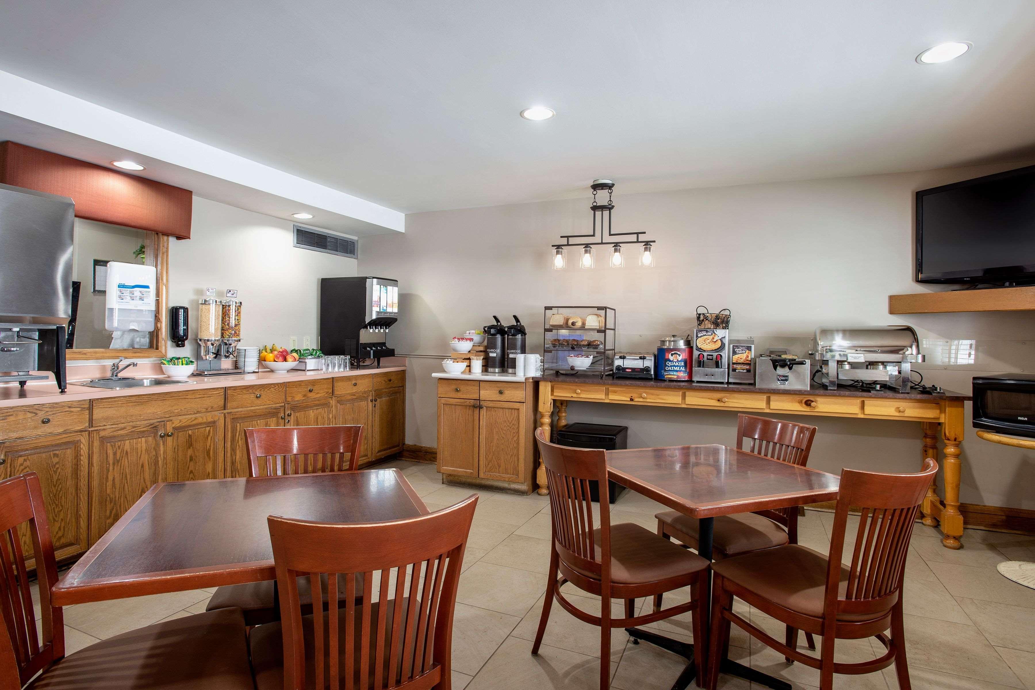Travelodge Suites By Wyndham Regina - Eastgate Bay Bagian luar foto