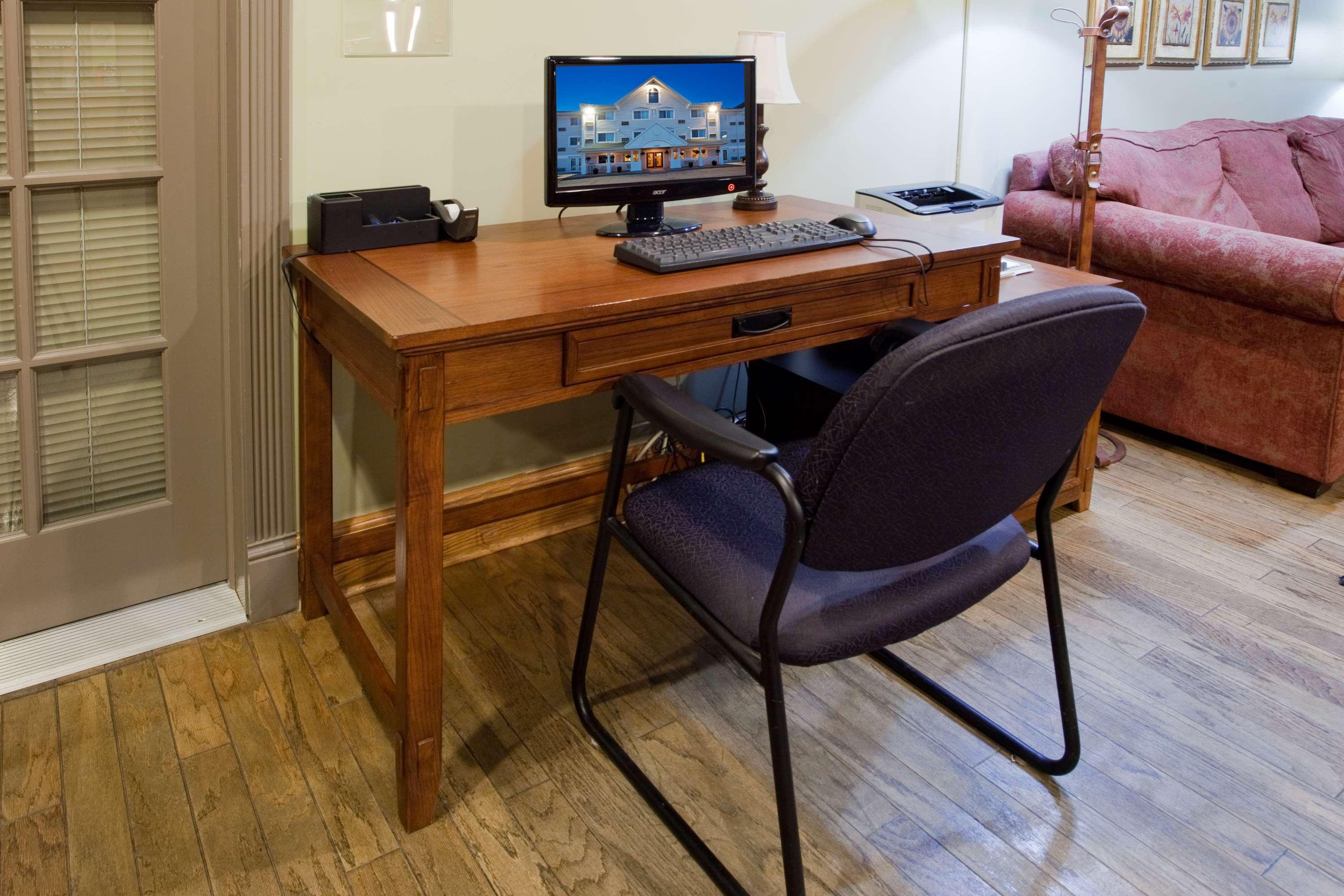 Travelodge Suites By Wyndham Regina - Eastgate Bay Bagian luar foto