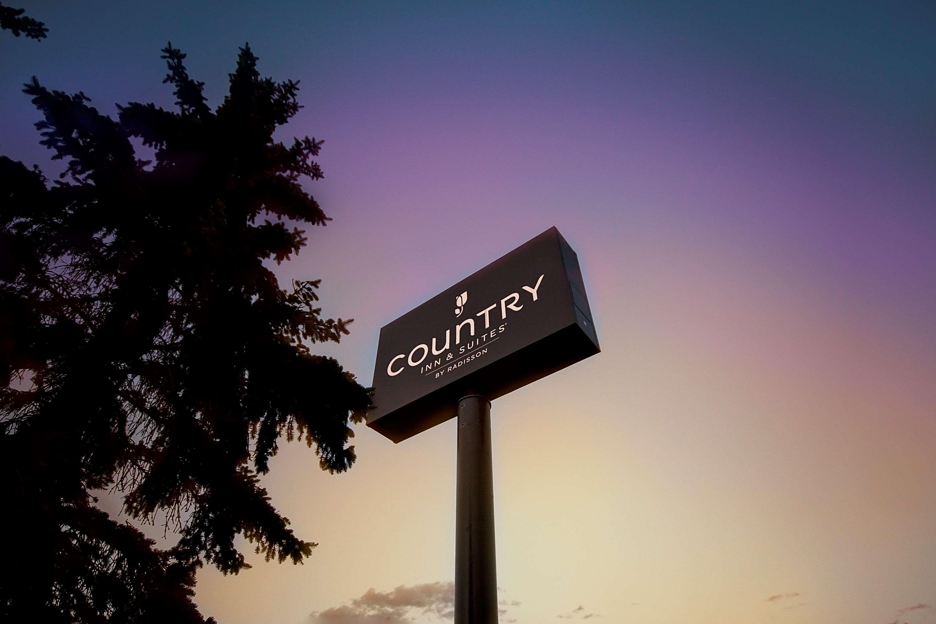 Travelodge Suites By Wyndham Regina - Eastgate Bay Bagian luar foto