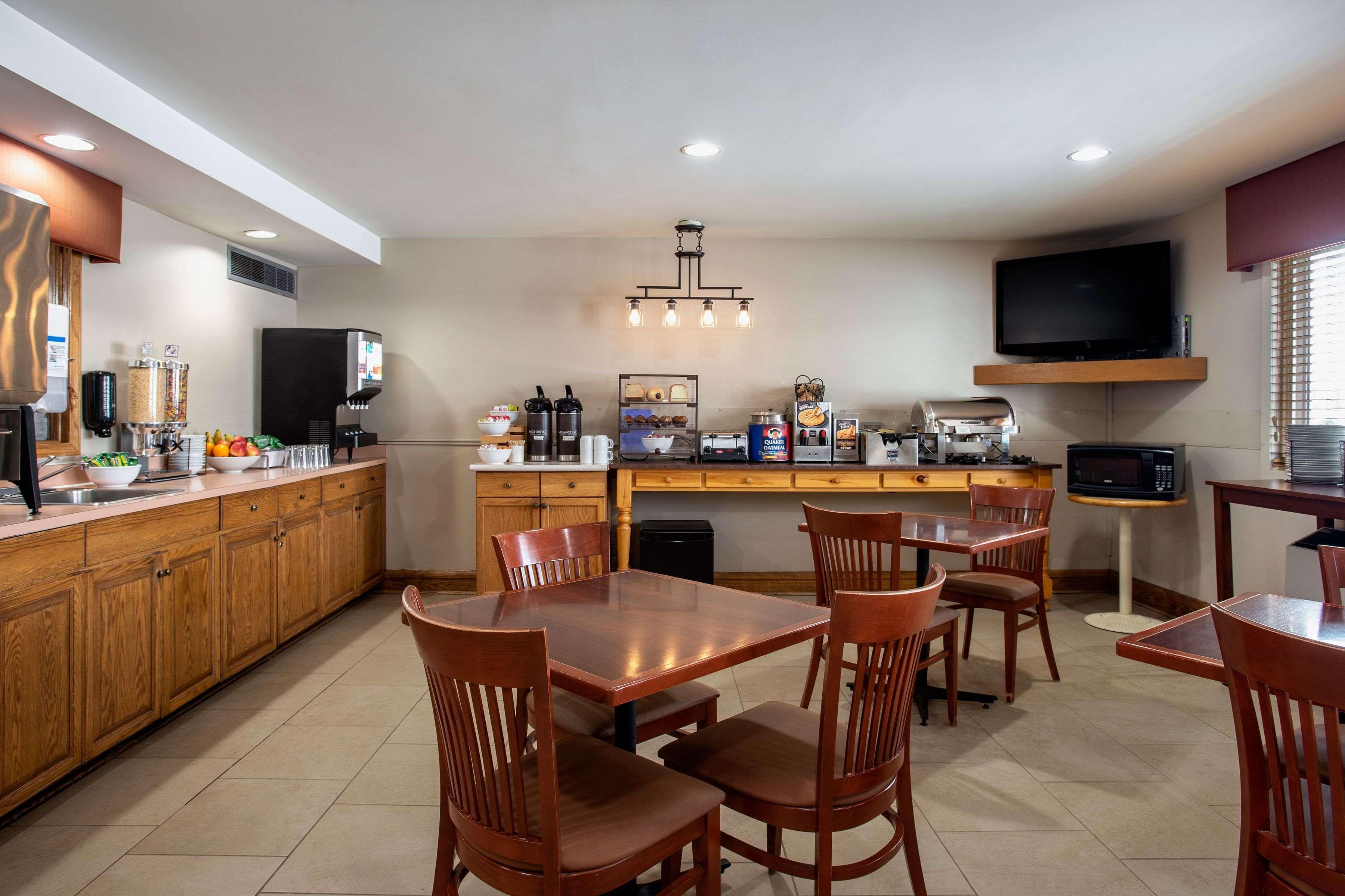 Travelodge Suites By Wyndham Regina - Eastgate Bay Bagian luar foto