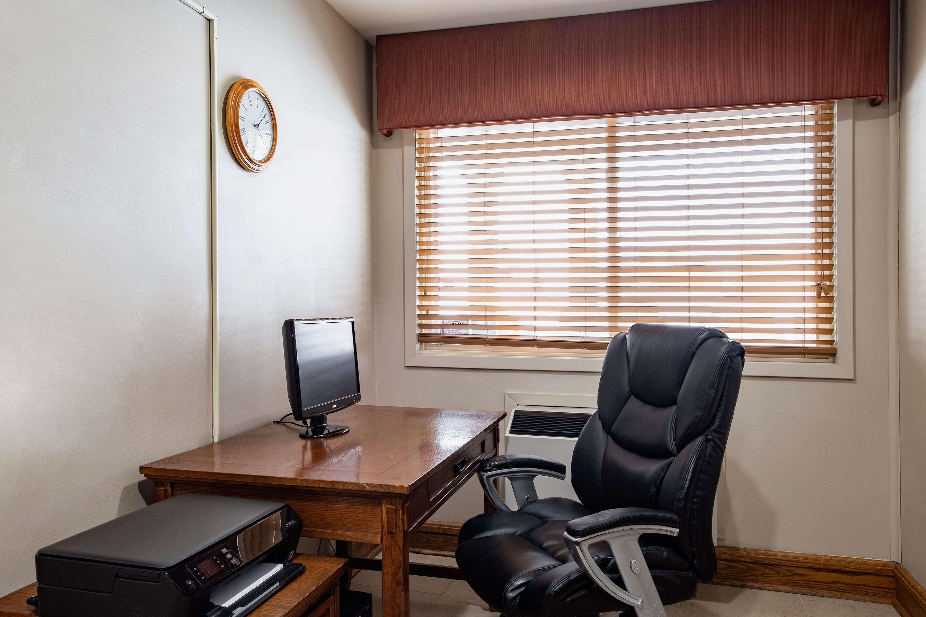Travelodge Suites By Wyndham Regina - Eastgate Bay Bagian luar foto