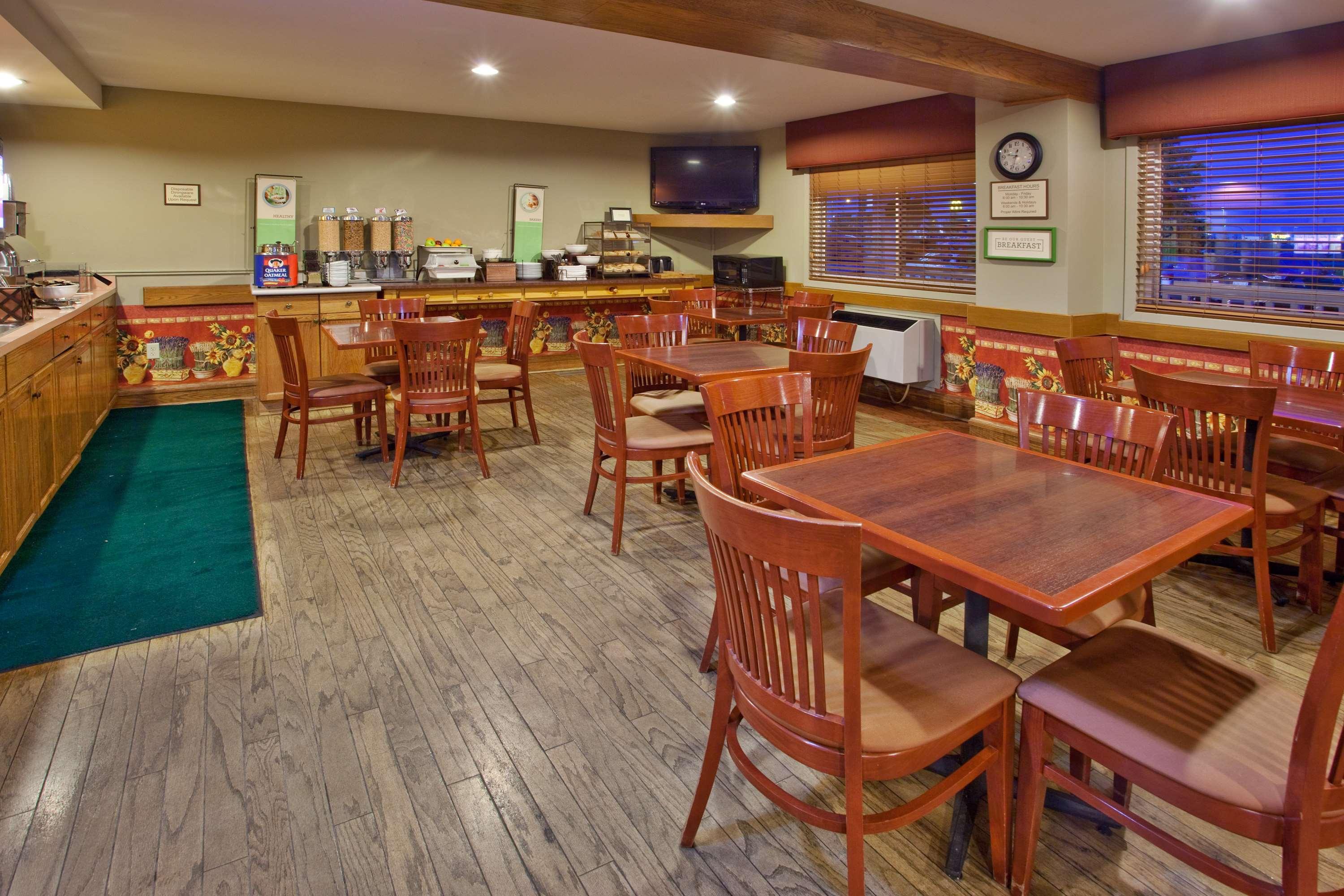 Travelodge Suites By Wyndham Regina - Eastgate Bay Bagian luar foto